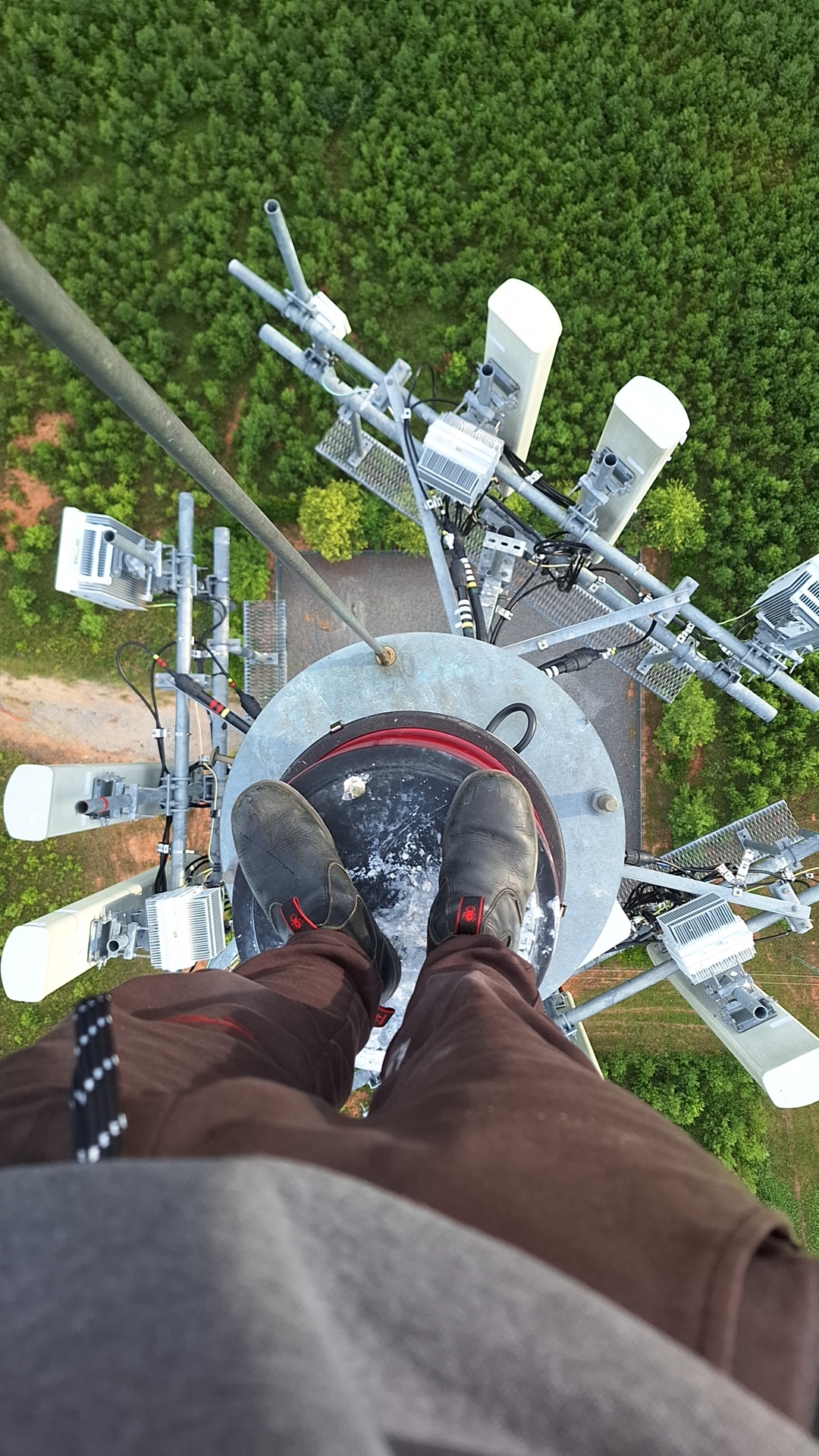 Active cell tower