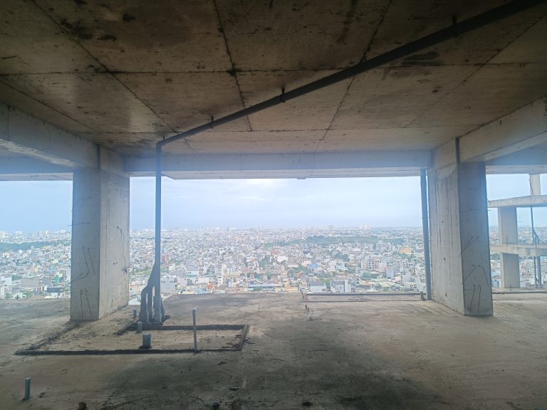 Toà nhà bỏ hoang gần THPT Bình Hưng Hoà